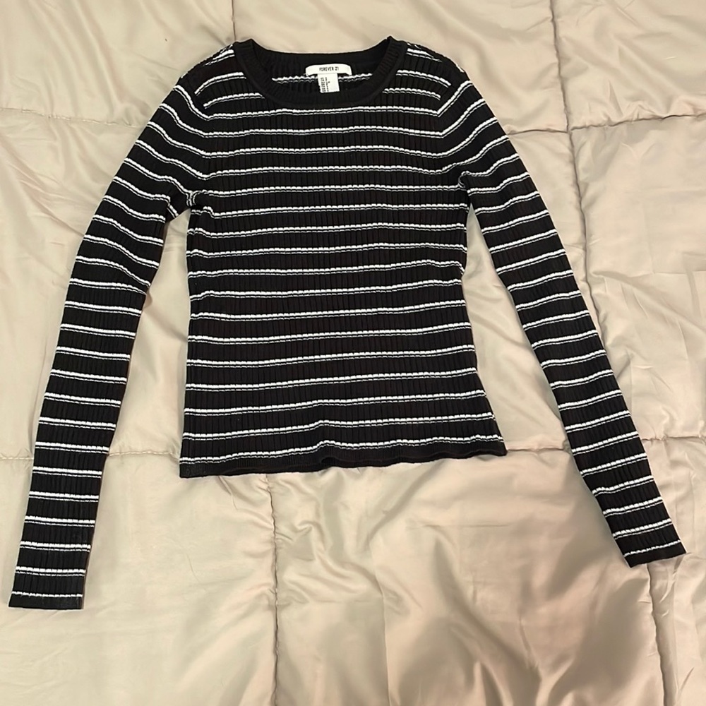 Forever 21 black and white top. Long-sleeve and long-line crop top.